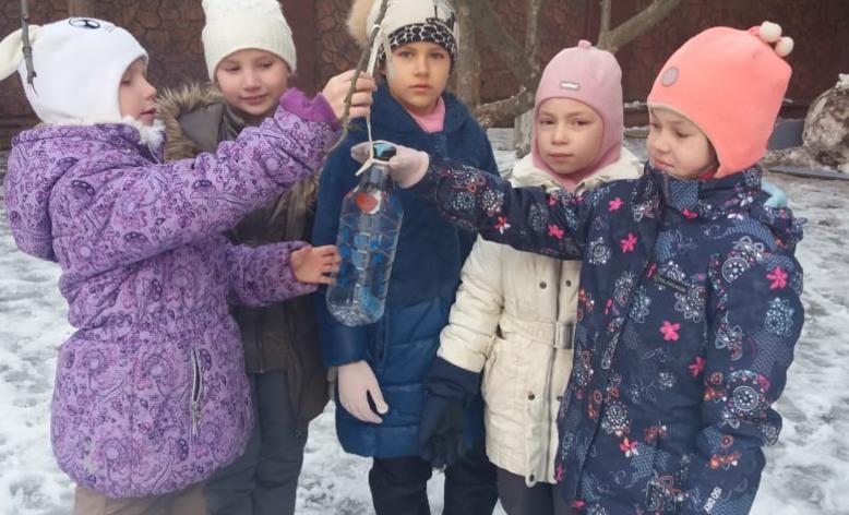 В клубе птичья столовая